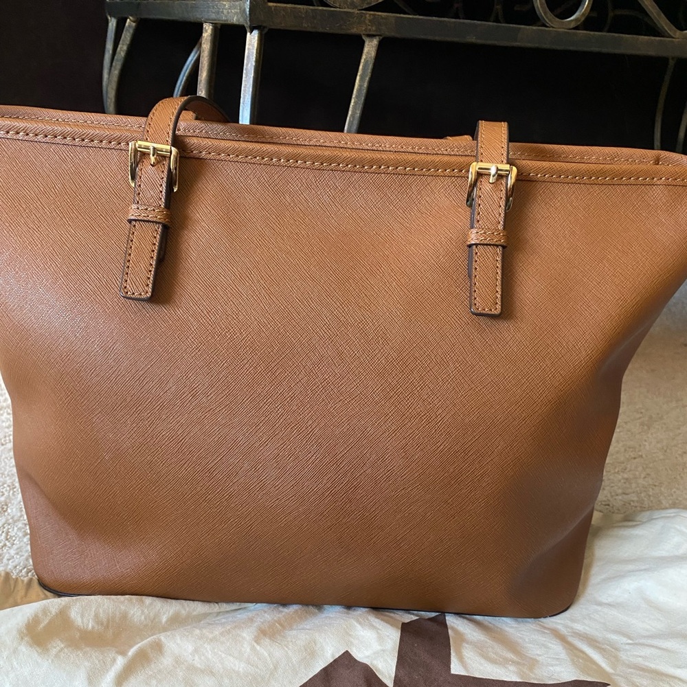 Michael Kors Jet Set Medium Carryall Leather Shoulder Tote -Luggage Brown/Gold - Picture 2 of 4